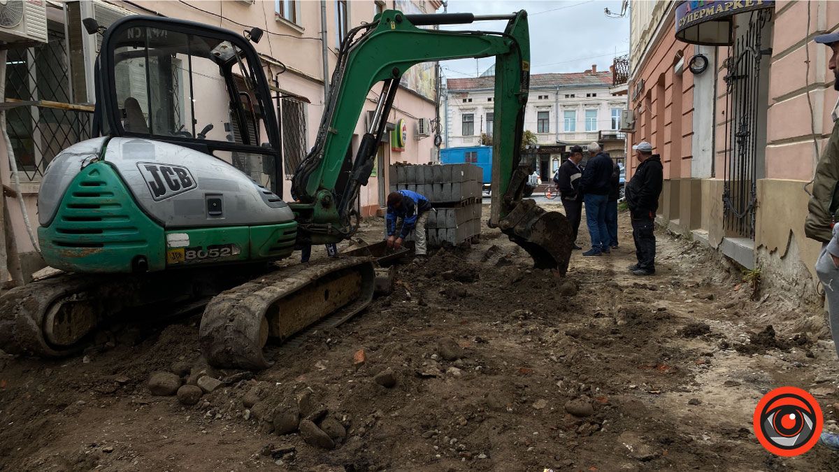 На бічній вулиці від площі Відродження реставрують шматок дороги 3