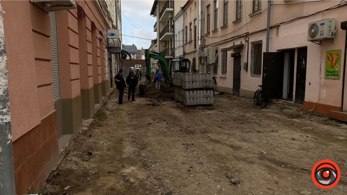На бічній вулиці від площі Відродження реставрують шматок дороги 1