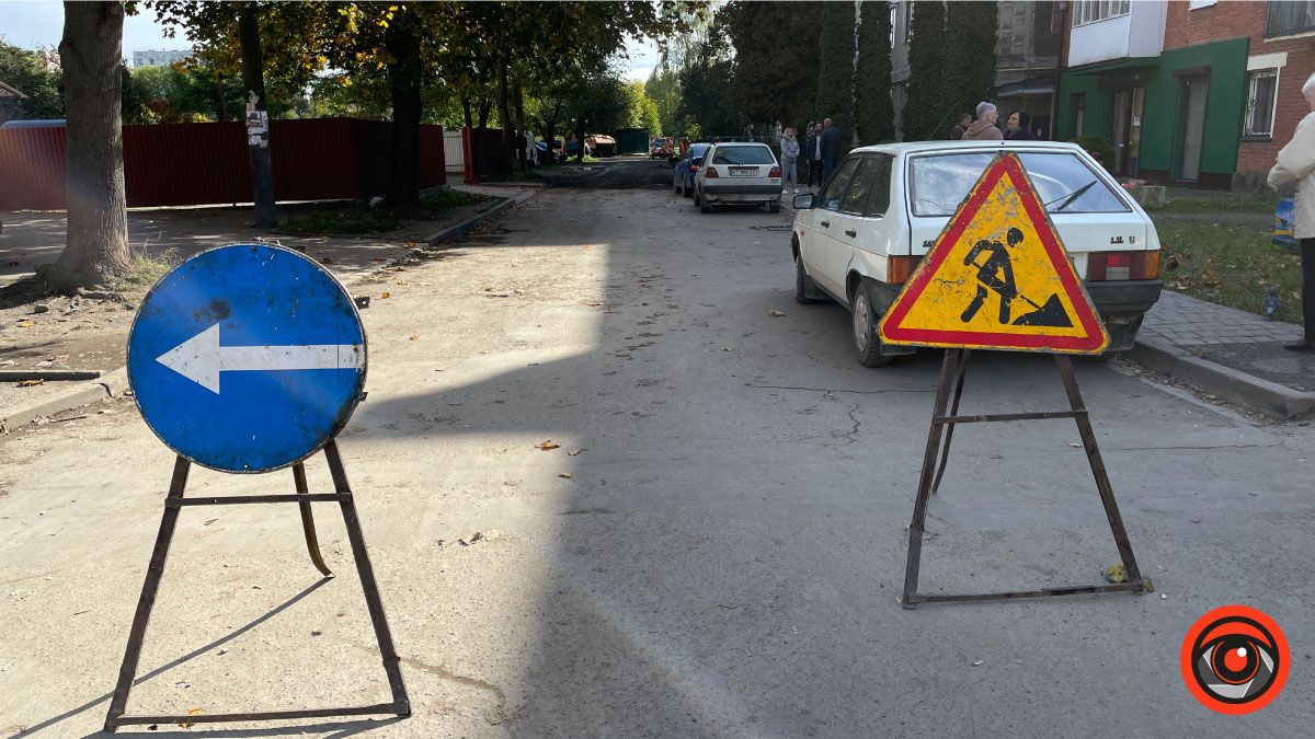 Біля ліцею №4 у Коломиї ремонтують дорогу та стелять асфальт 1