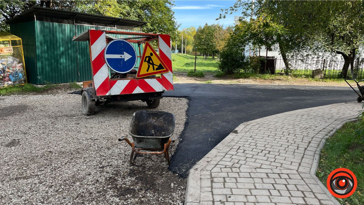 Біля ліцею №4 у Коломиї ремонтують дорогу та стелять асфальт 11