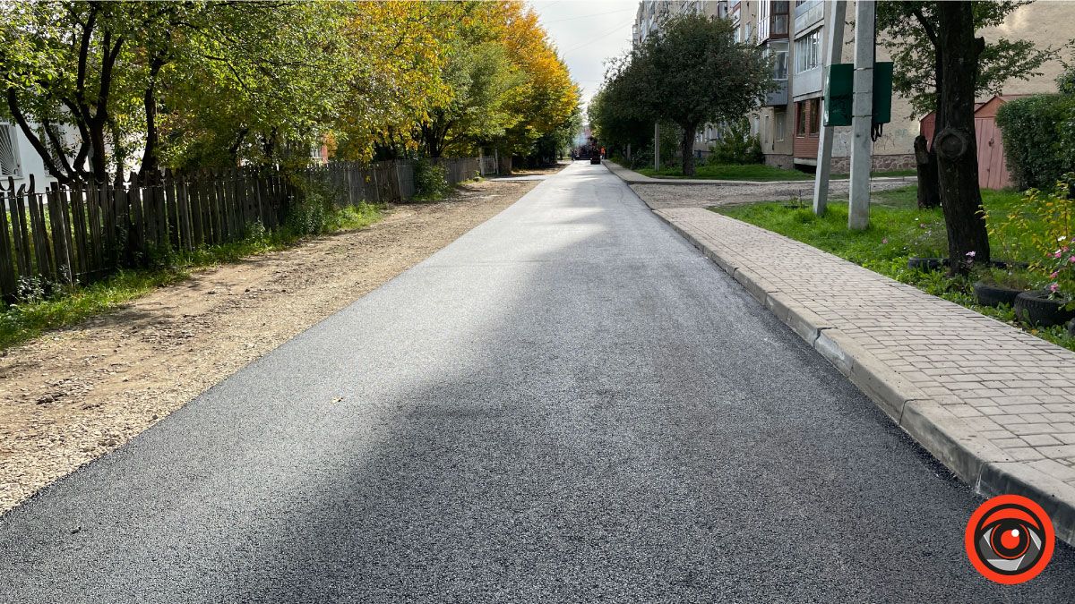 Біля ліцею №4 у Коломиї ремонтують дорогу та стелять асфальт 12