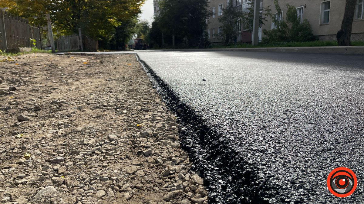 Біля ліцею №4 у Коломиї ремонтують дорогу та стелять асфальт