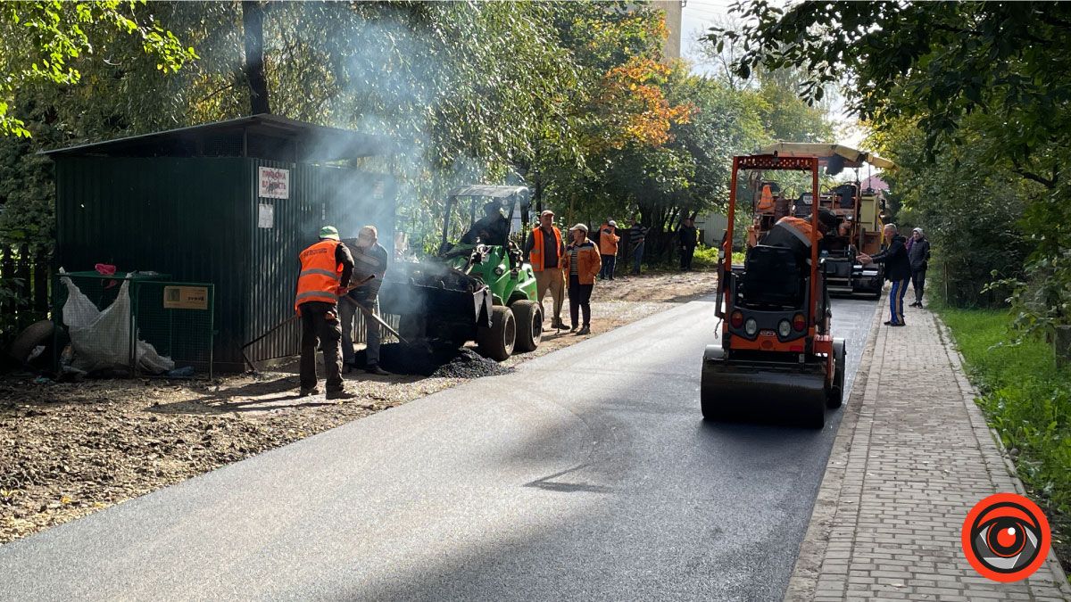 Біля ліцею №4 у Коломиї ремонтують дорогу та стелять асфальт 13