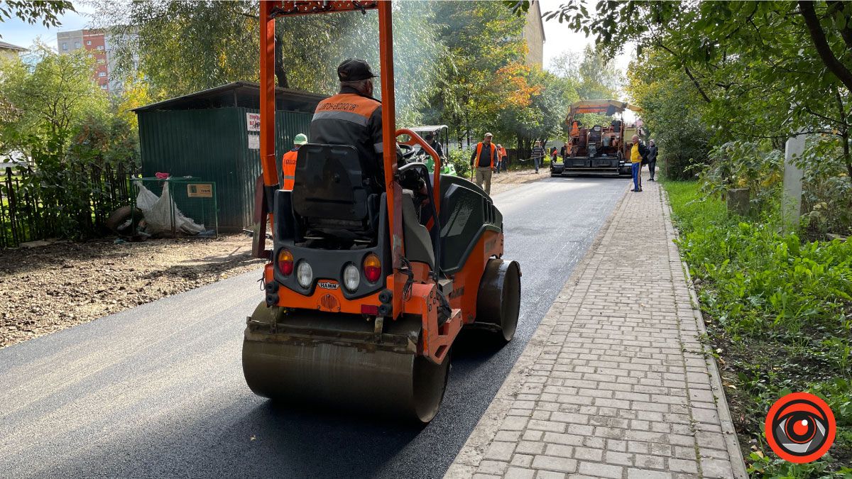 Біля ліцею №4 у Коломиї ремонтують дорогу та стелять асфальт 14