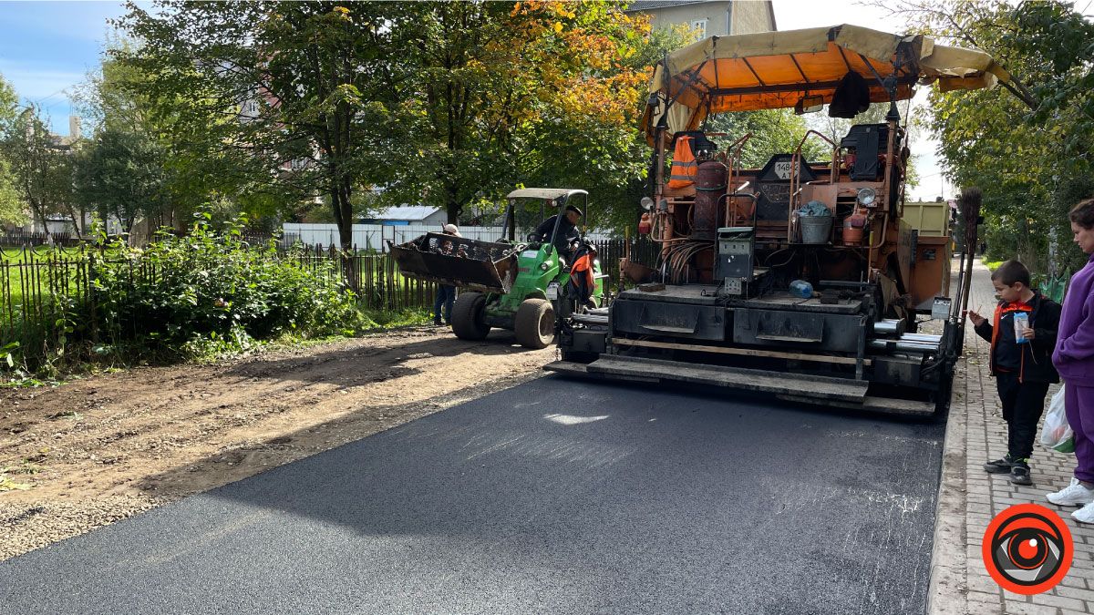 Біля ліцею №4 у Коломиї ремонтують дорогу та стелять асфальт 15