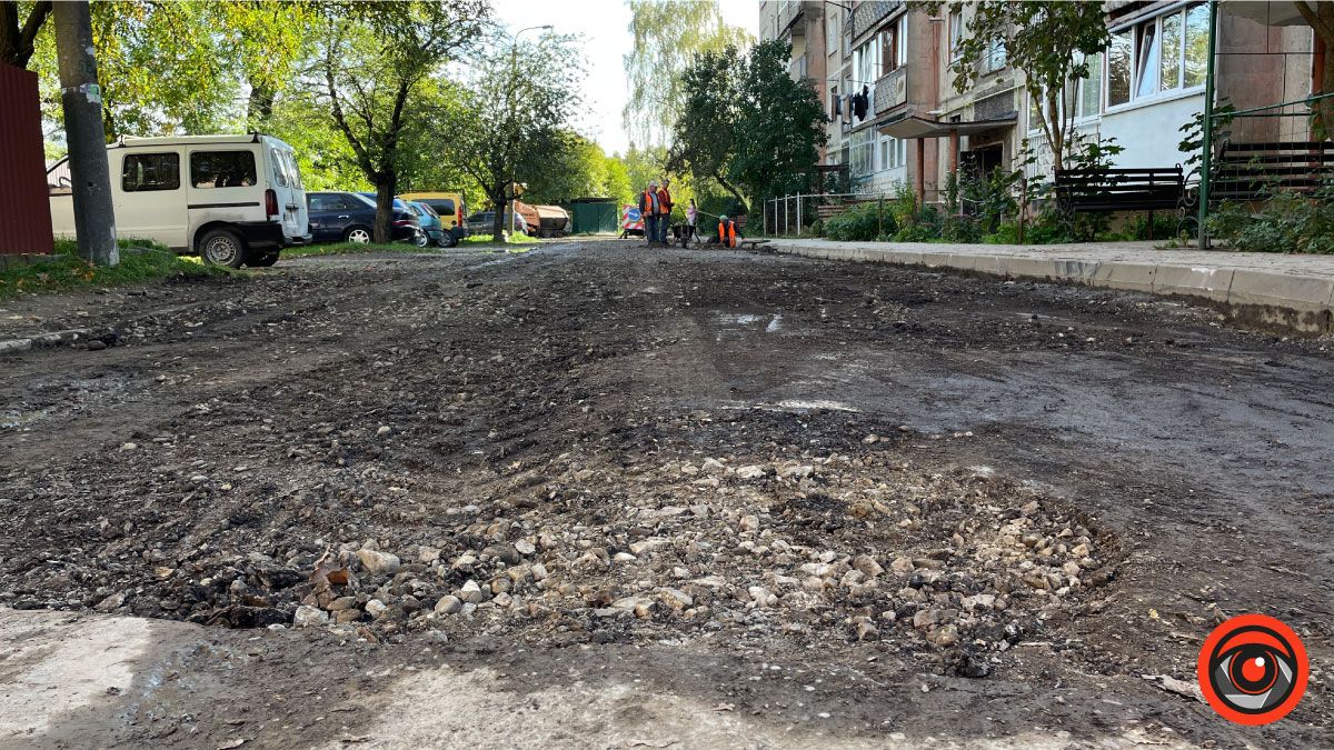 Біля ліцею №4 у Коломиї ремонтують дорогу та стелять асфальт 2