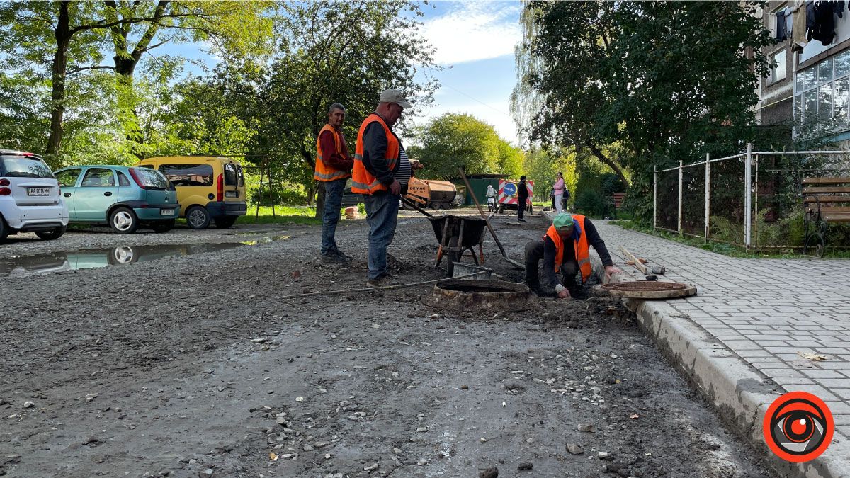 Біля ліцею №4 у Коломиї ремонтують дорогу та стелять асфальт 3