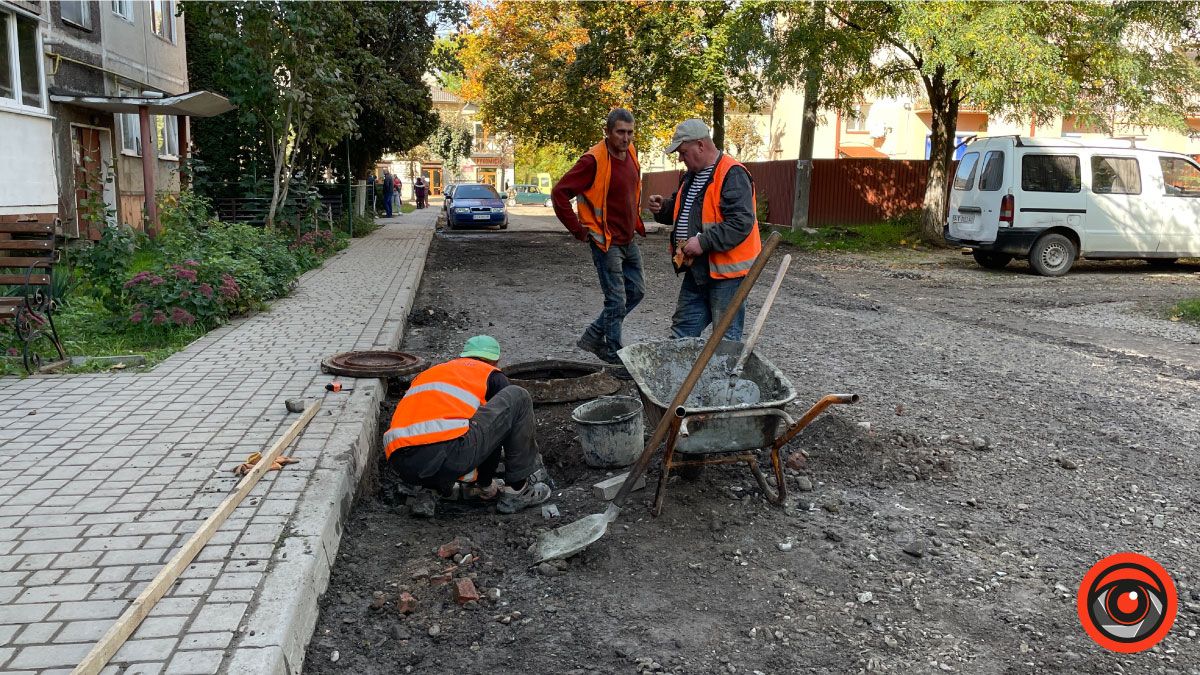 Біля ліцею №4 у Коломиї ремонтують дорогу та стелять асфальт 5