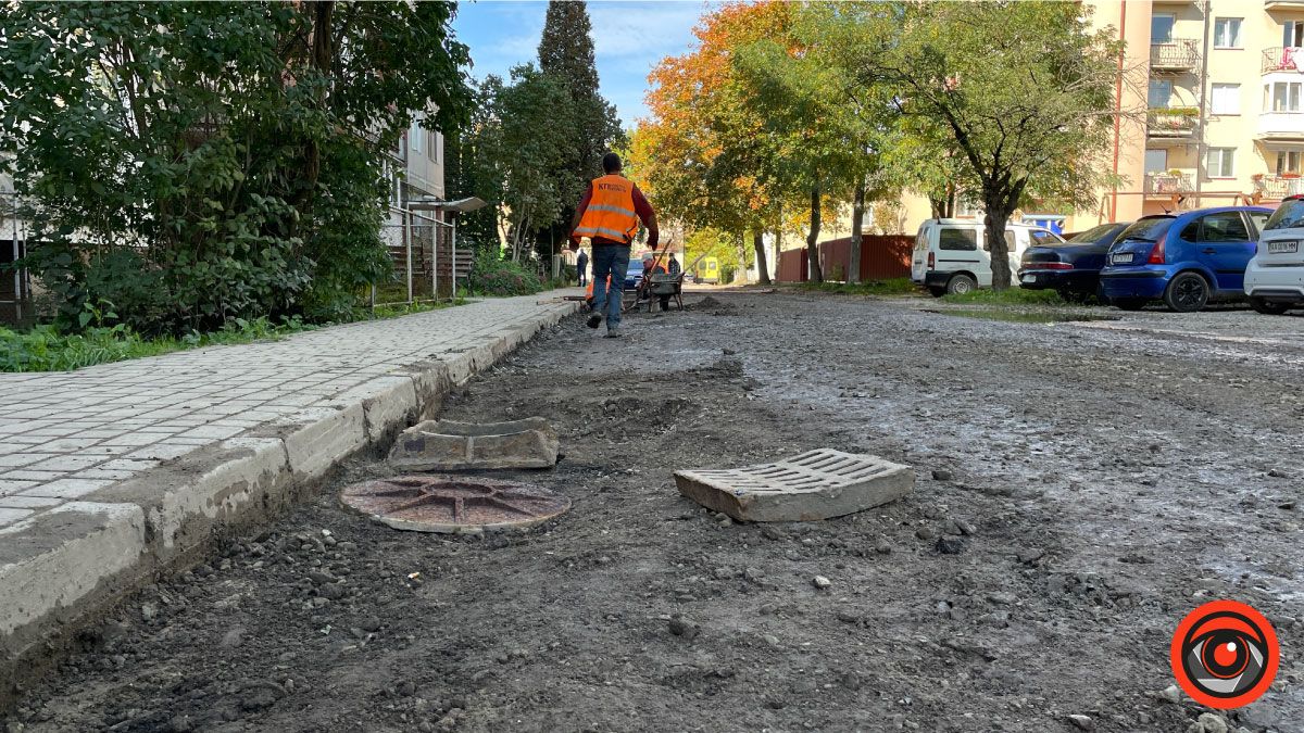 Біля ліцею №4 у Коломиї ремонтують дорогу та стелять асфальт 6