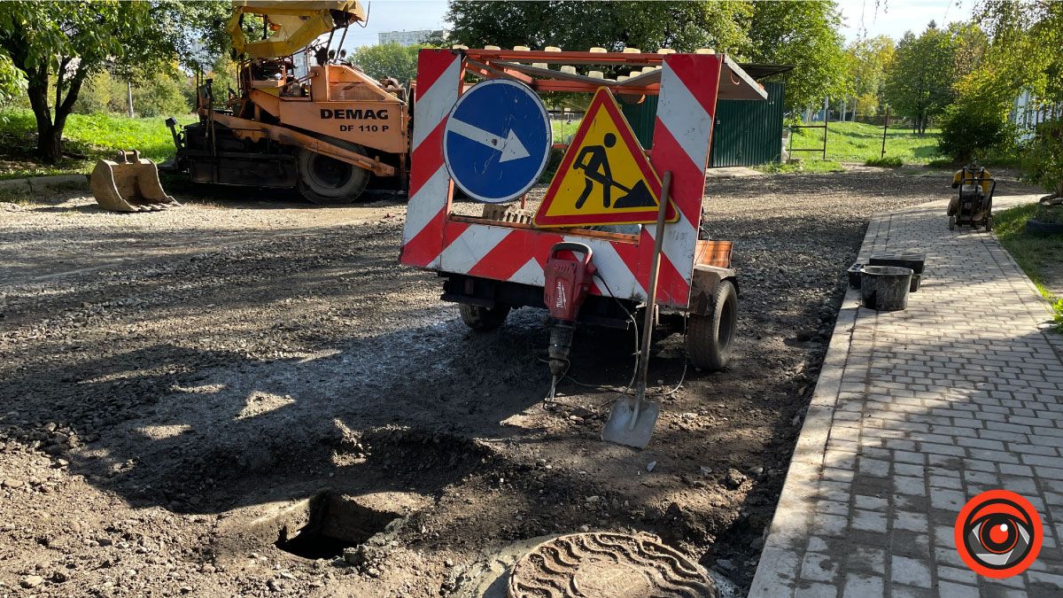 Біля ліцею №4 у Коломиї ремонтують дорогу та стелять асфальт 7