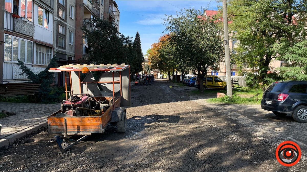 Біля ліцею №4 у Коломиї ремонтують дорогу та стелять асфальт 8