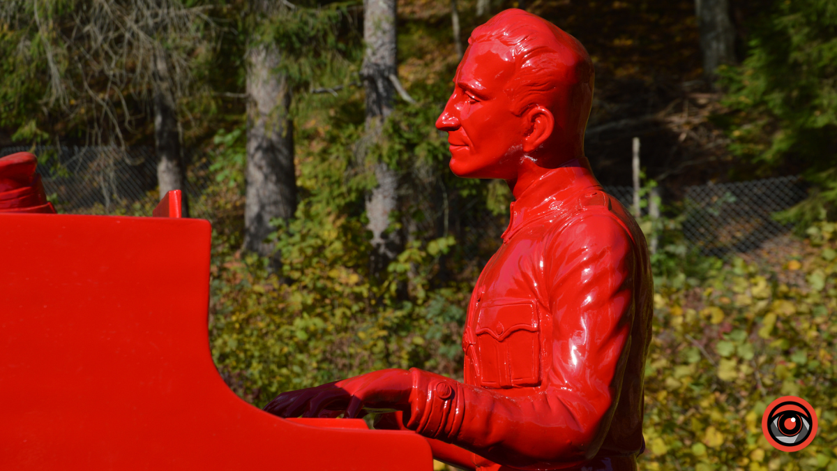 У Космачі до 80-річчя УПА меценати поклали пам'ятник Роману Шухевичу | Фоторепортаж