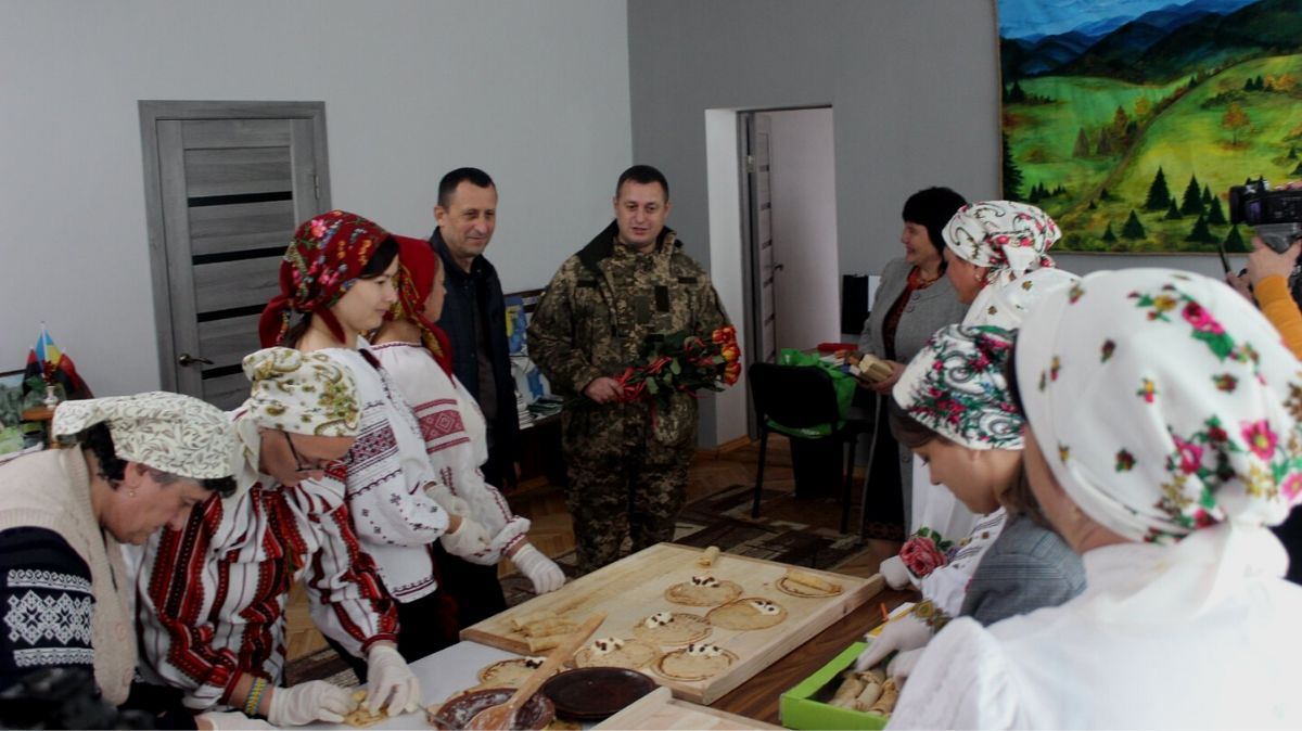 Печеніжинська громада передала пораненим захисникам подарунки 3