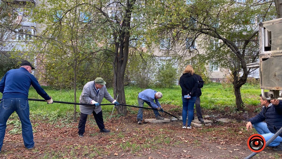 У Коломиї комунальники намагаються ліквідувати каналізаційну ріку на Богуна 3