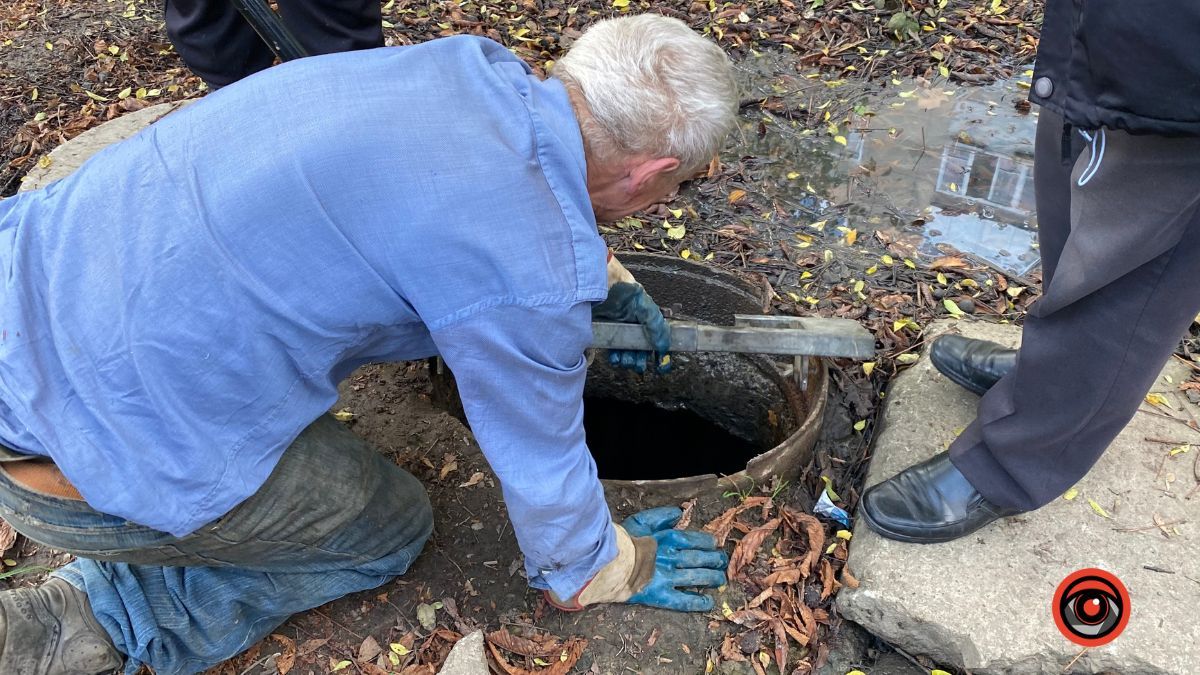 У Коломиї комунальники намагаються ліквідувати каналізаційну ріку на Богуна 1