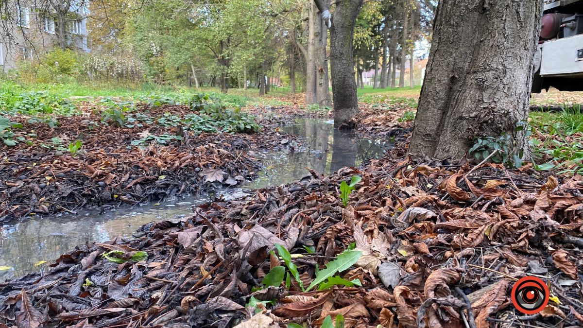 У Коломиї комунальники намагаються ліквідувати каналізаційну ріку на Богуна 5