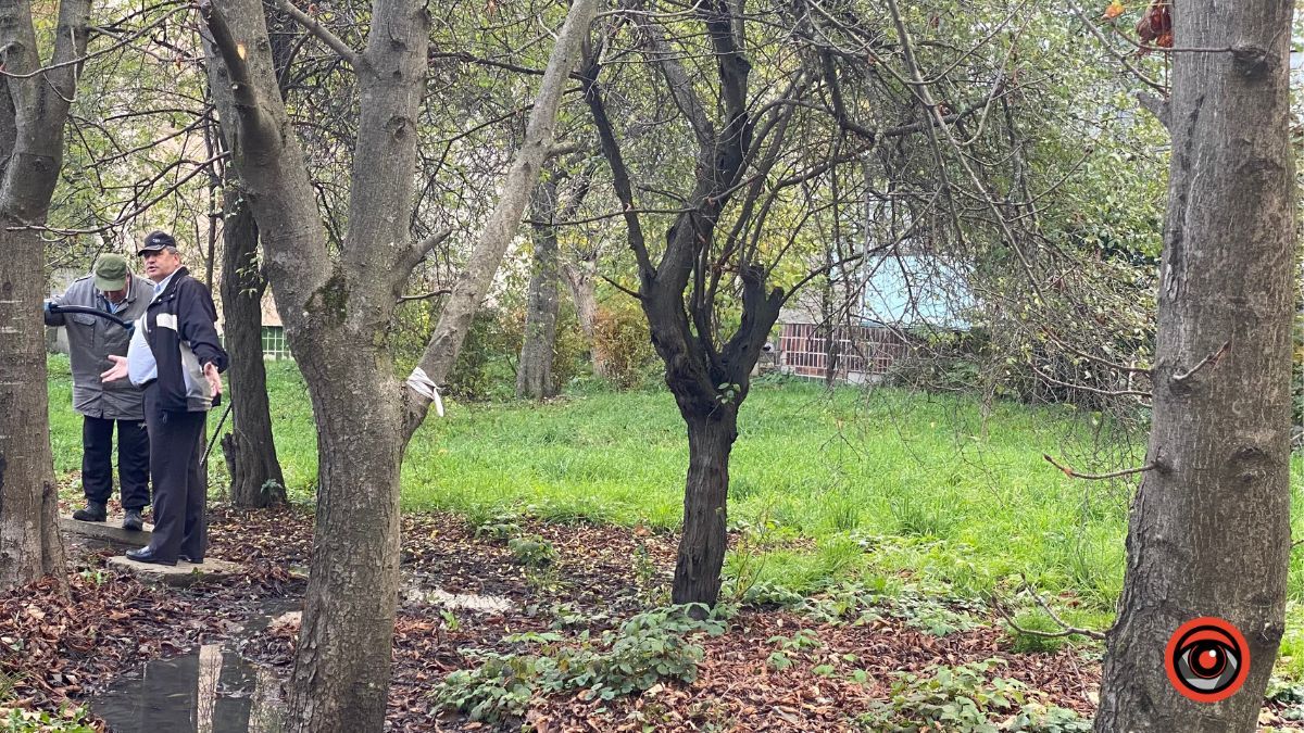 У Коломиї комунальники намагаються ліквідувати каналізаційну ріку на Богуна 6