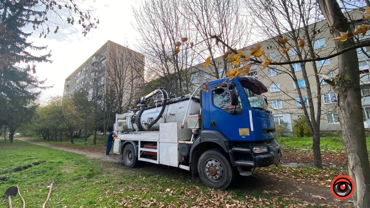 У Коломиї комунальники намагаються ліквідувати каналізаційну ріку на Богуна 4