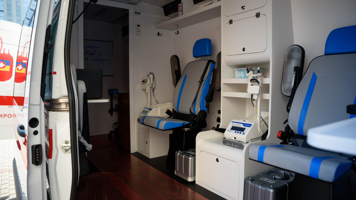 Прикарпатський обласний центр крові отримав машину за 6 млн грн 3