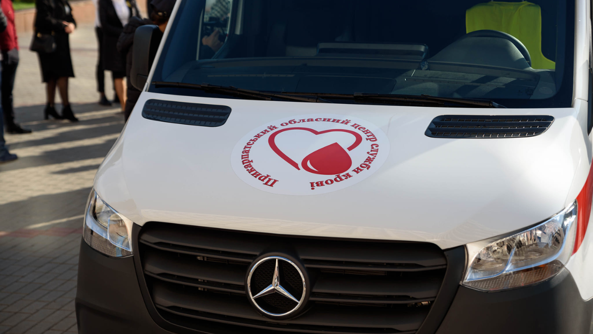 Прикарпатський обласний центр крові отримав машину за 6 млн грн 2