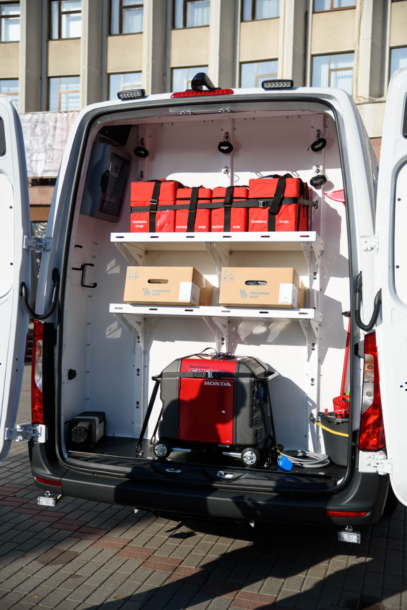 Прикарпатський обласний центр крові отримав машину за 6 млн грн 1