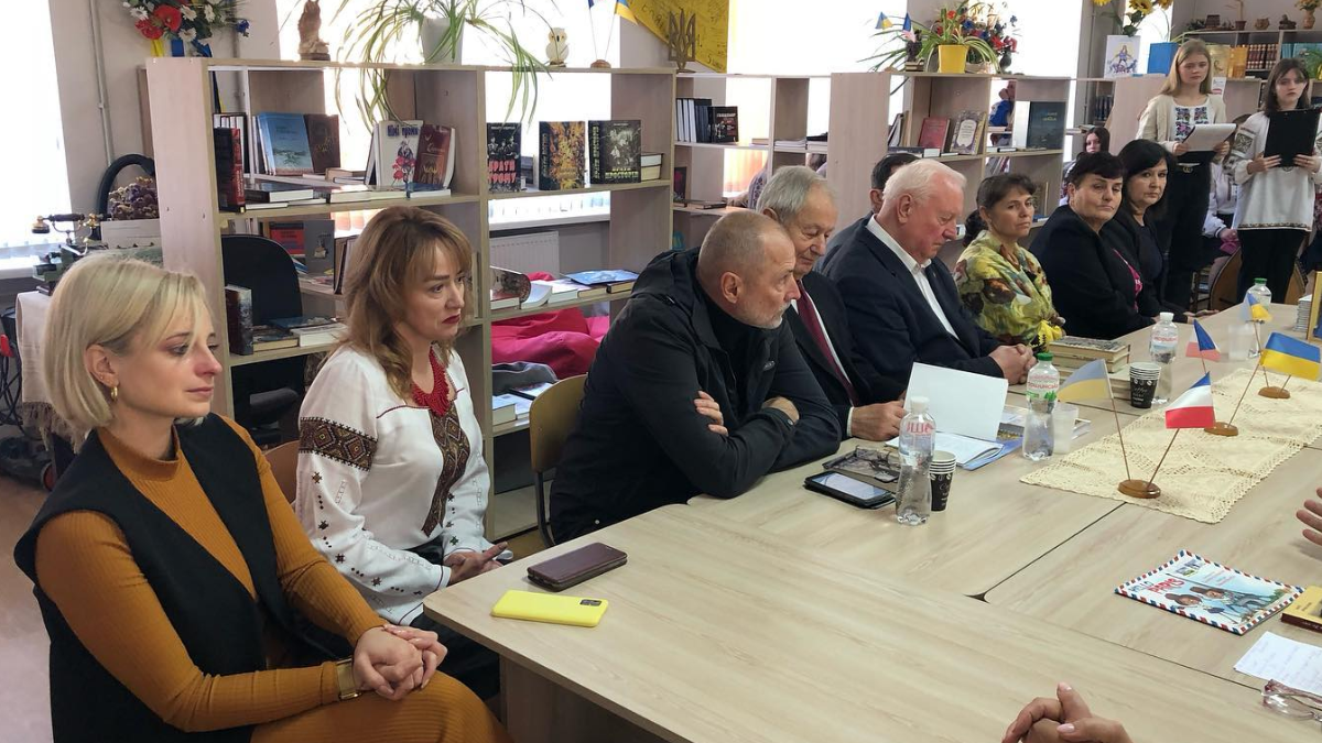Коломийський ліцей №5 отримав в подарунок художні книги з Франції 2