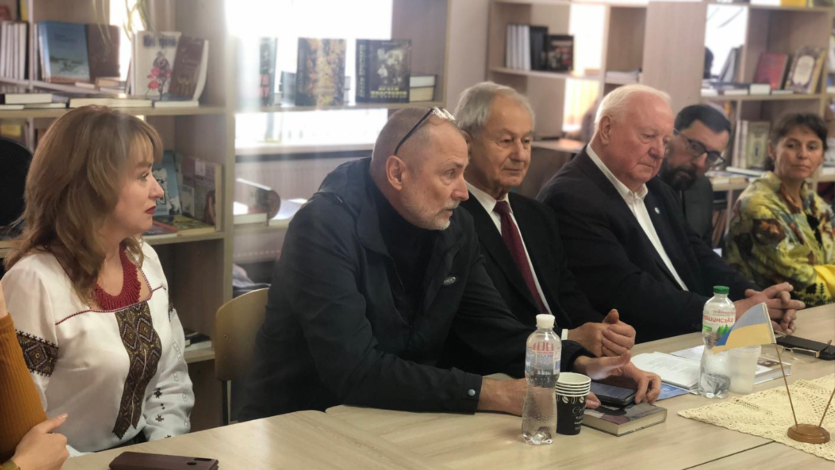 Коломийський ліцей №5 отримав в подарунок художні книги з Франції