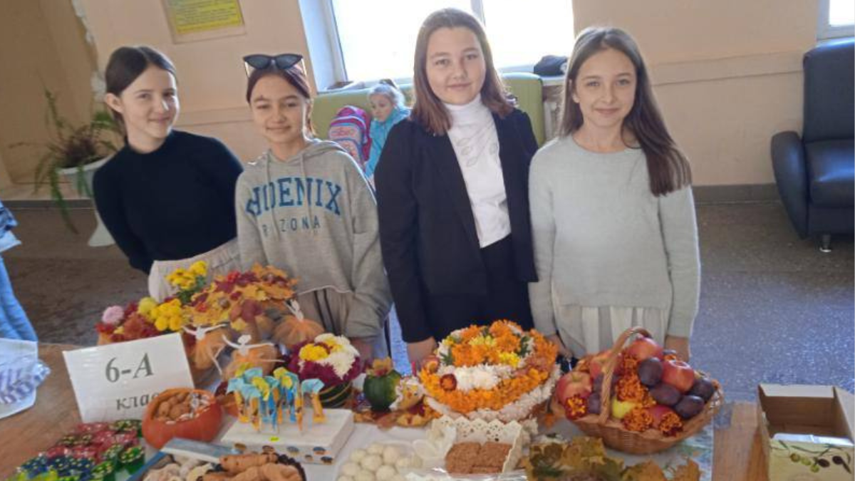 У Коломийському ліцеї №5 організували благодійний осінній ярмарок 1