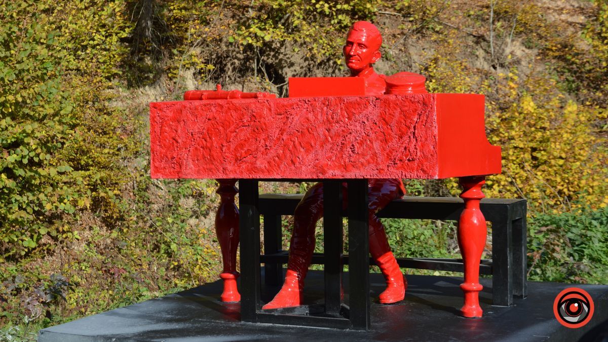 У Космачі до 80-річчя УПА меценати поклали пам'ятник Роману Шухевичу | Фоторепортаж 1