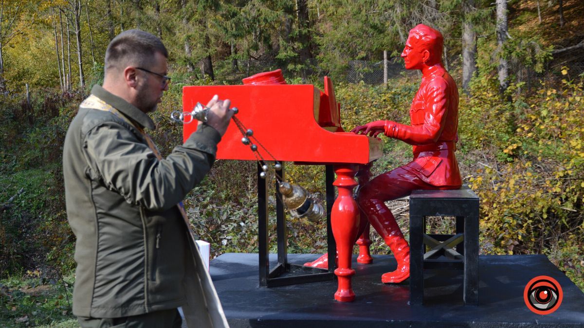 У Космачі до 80-річчя УПА меценати поклали пам'ятник Роману Шухевичу | Фоторепортаж 3