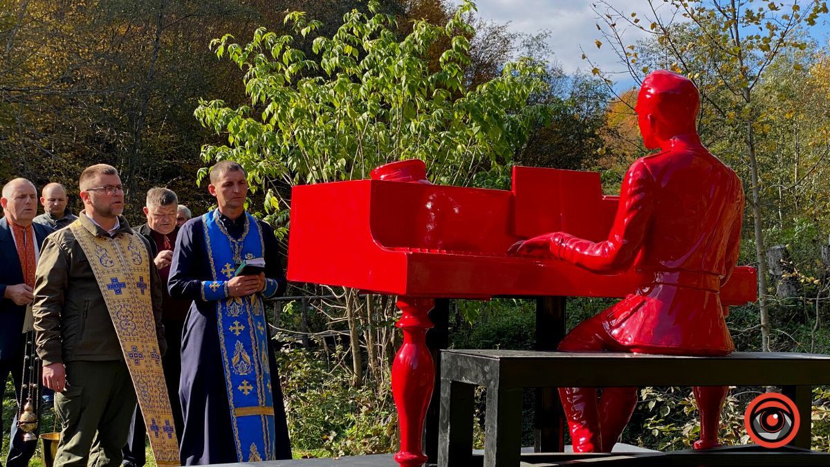 У Космачі до 80-річчя УПА меценати поклали пам'ятник Роману Шухевичу | Фоторепортаж 2