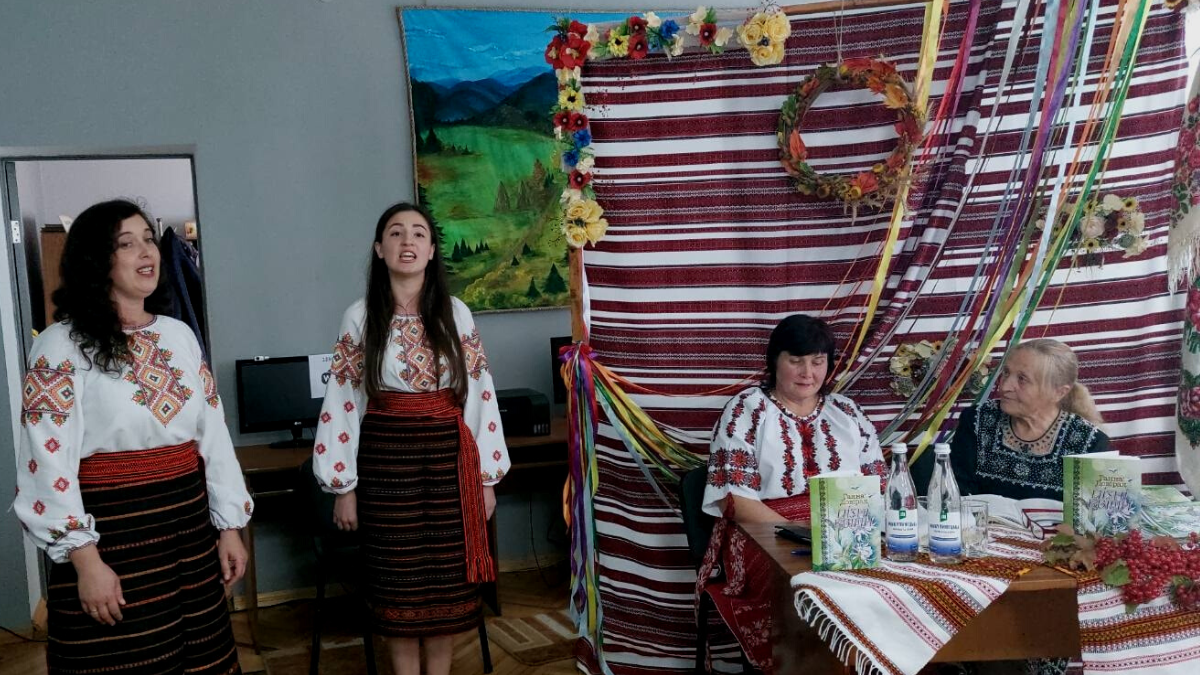 У Печеніжині відбулася презентація збірки поезій Ганни Довірак | Фоторепортаж 1