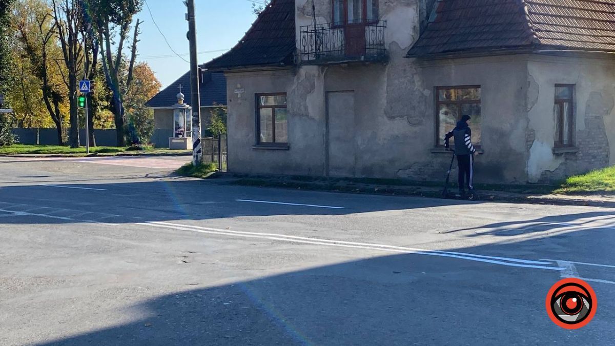 У Коломиї на вулиці Карпатській комунальники оновили розмітку | Фоторепортаж 9
