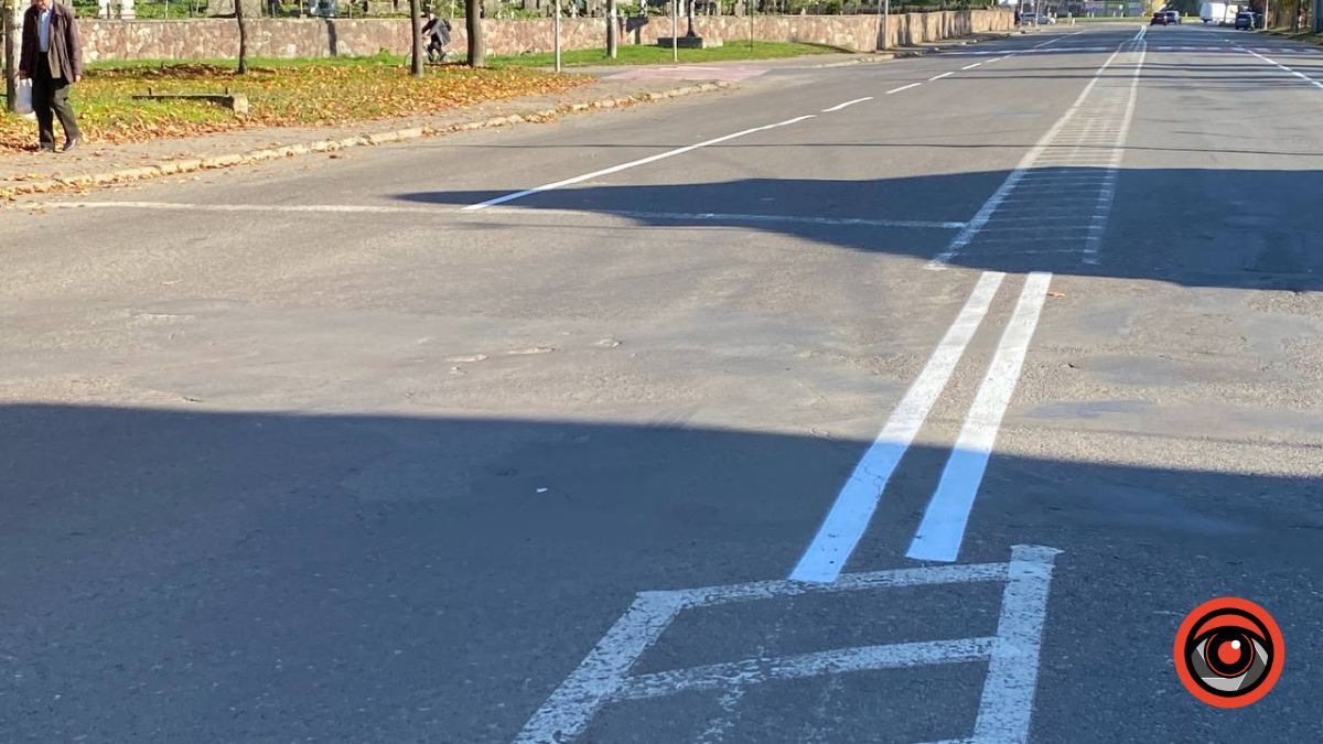 У Коломиї на вулиці Карпатській комунальники оновили розмітку | Фоторепортаж 8