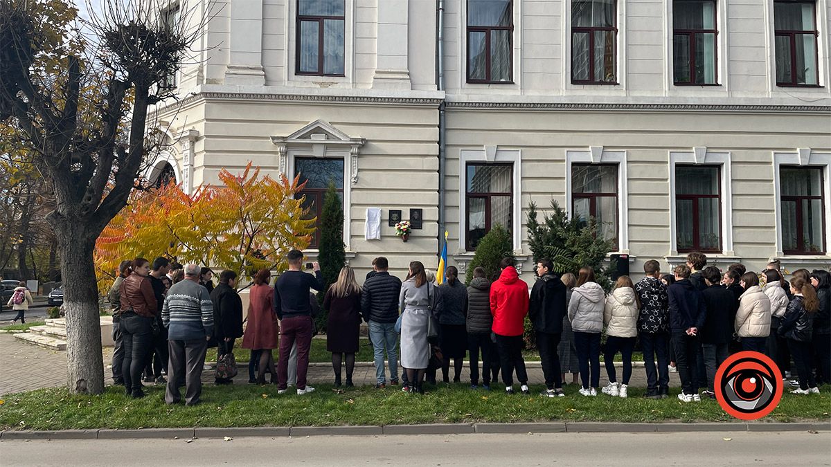 На будівлі ліцею №9 у Коломиї відкрили меморіальну дошку загиблому захиснику Владиславу Огільчину