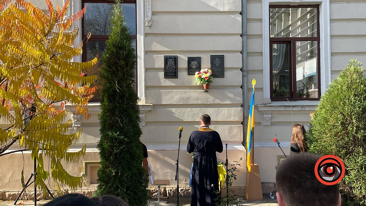 На будівлі ліцею №9 у Коломиї відкрили меморіальну дошку загиблому захиснику Владиславу Огільчину 4