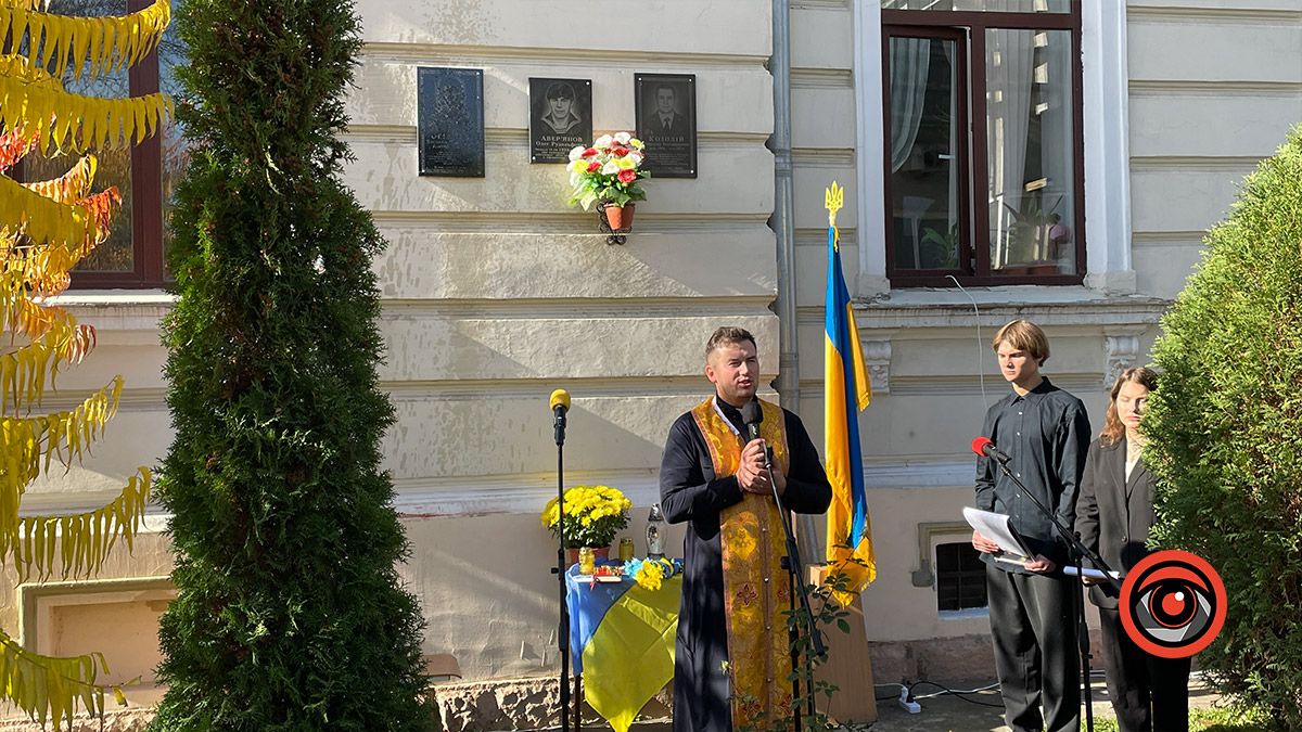 На будівлі ліцею №9 у Коломиї відкрили меморіальну дошку загиблому захиснику Владиславу Огільчину 7
