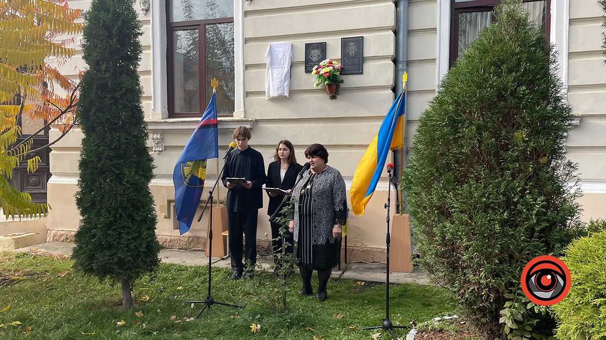 На будівлі ліцею №9 у Коломиї відкрили меморіальну дошку загиблому захиснику Владиславу Огільчину 1