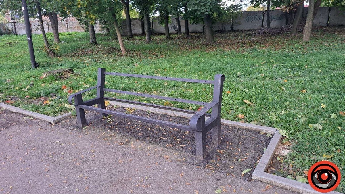 Чому на міському озері від деяких лавочок залишилась арматура 5