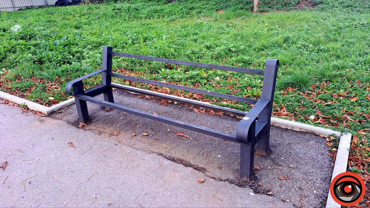 Чому на міському озері від деяких лавочок залишилась арматура 3