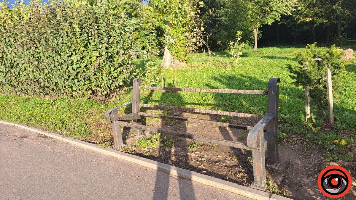 Чому на міському озері від деяких лавочок залишилась арматура 4