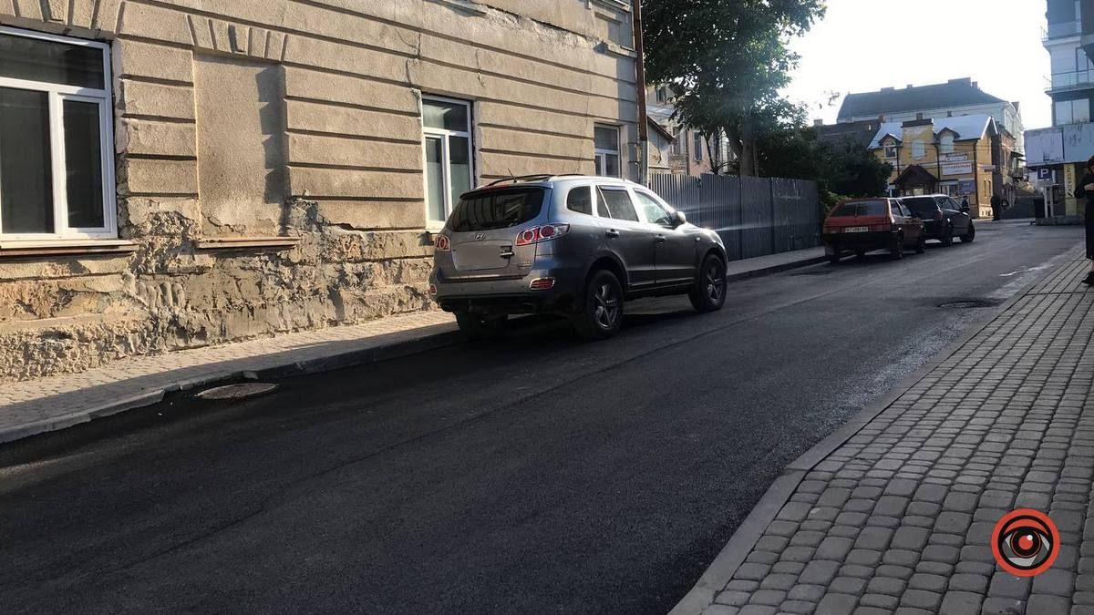 У Коломиї на вулиці Мухи відреставрували шмат дороги 6