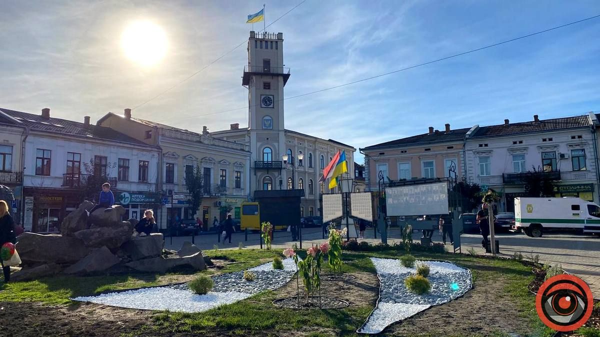 Обнова по-коломийськи: на площі перед ратушею висадили клумбу