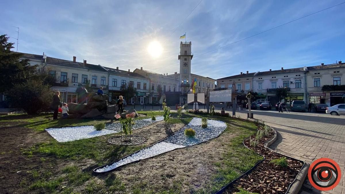 Обнова по-коломийськи: на площі перед ратушею висадили клумбу 2