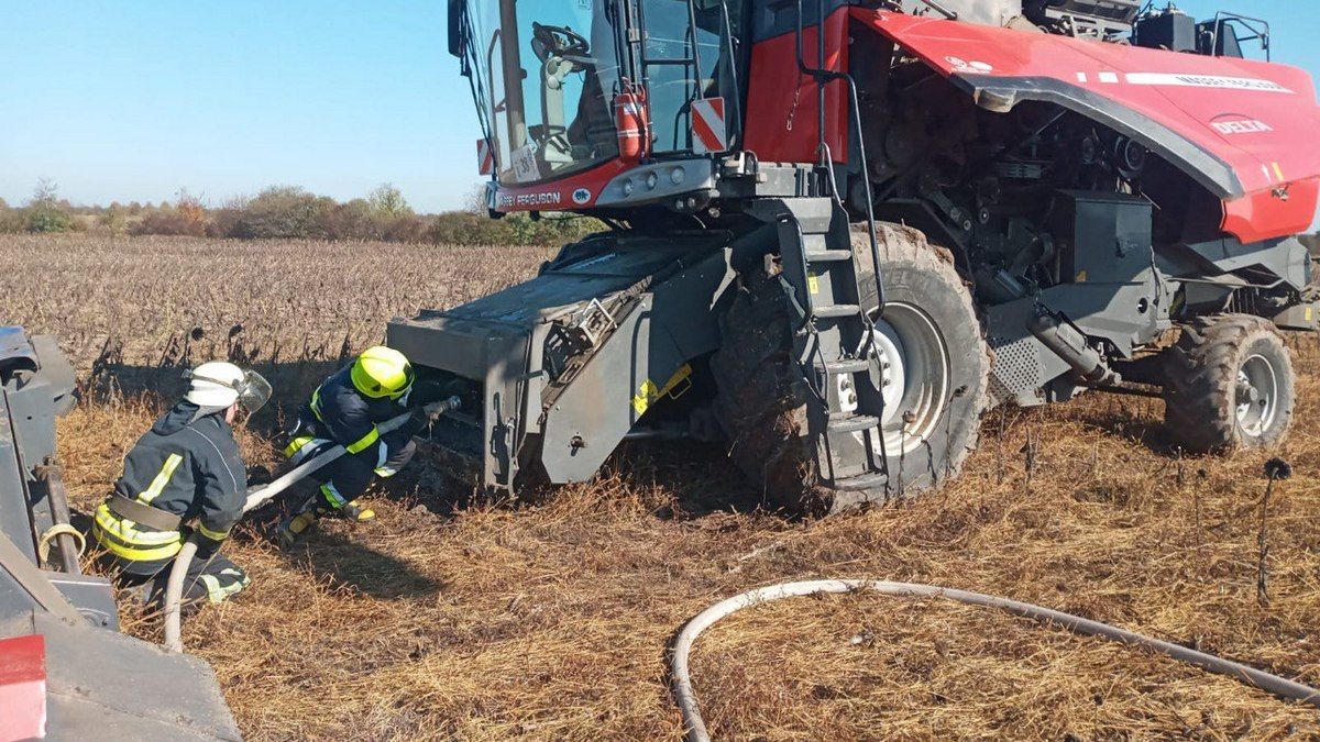 Пожежа у полі: на Коломийщині ледь не згорів комбайн