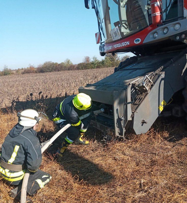 Пожежа у полі: на Коломийщині ледь не згорів комбайн 1