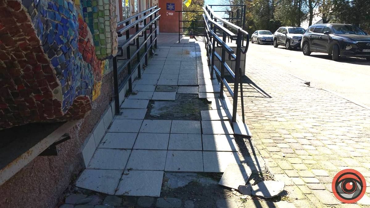 Травматично небезпечний вхід в лікарню Коломиї