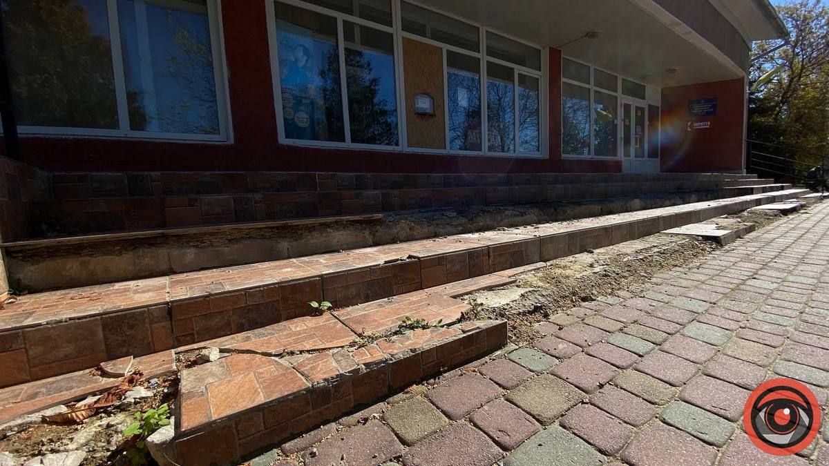 Травматично небезпечний вхід в лікарню Коломиї 5