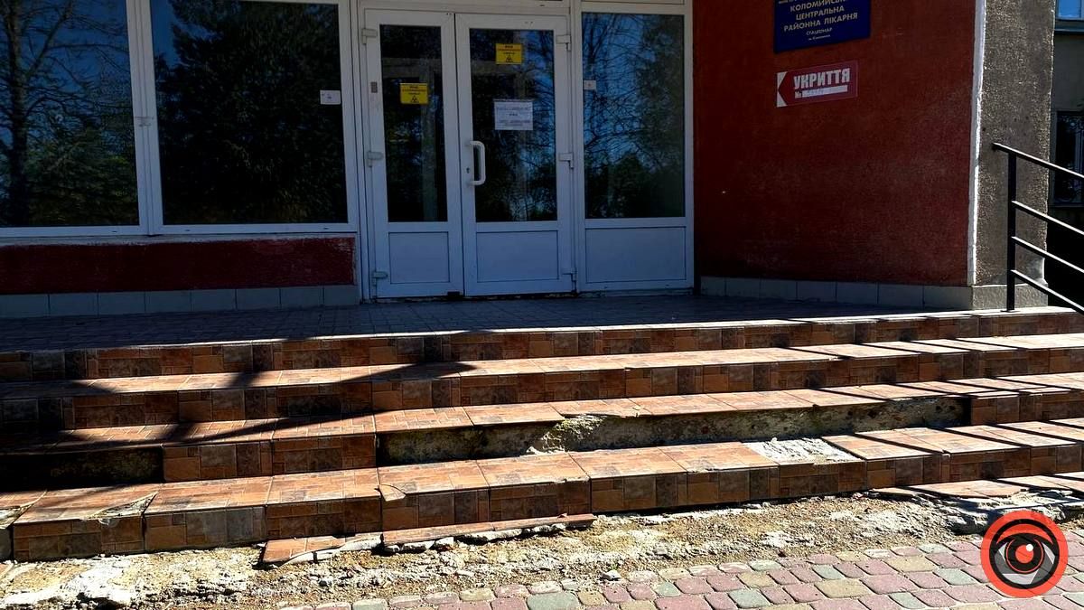 Травматично небезпечний вхід в лікарню Коломиї 1