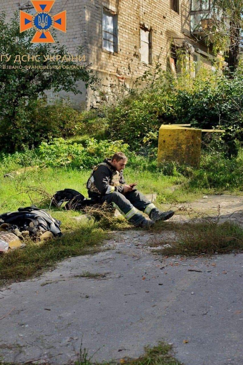 В яких умовах працюють прикарпатські рятувальники на Харківщині 4